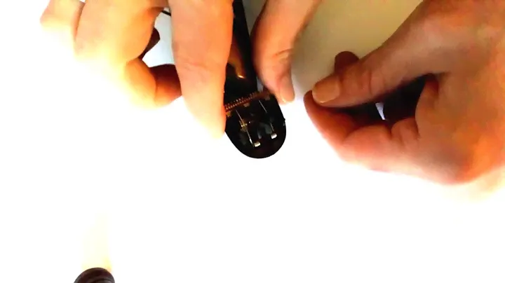 Tondeuse a barbe démontage et remontage de la lame REMINGTON MB4045